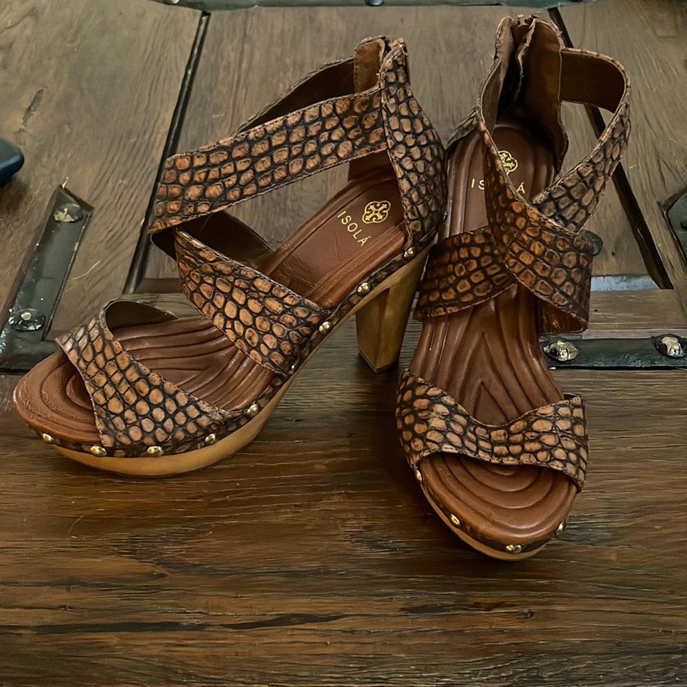 NWOT ISOLA Brown Wood and gold nailhead platform wedge shoes. SZ 7 .